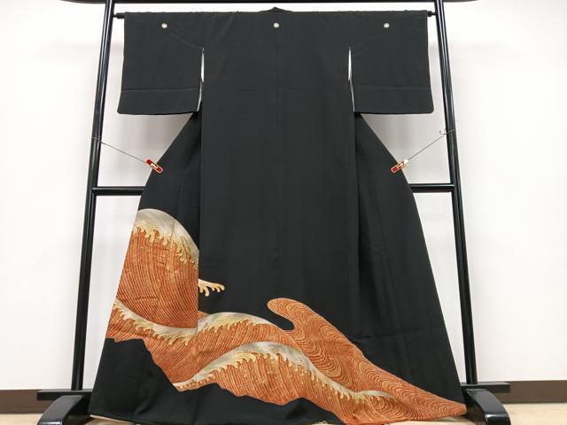 Kimono 黒留袖　駒刺繍　立波文　金彩　正絹